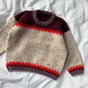 Opskrift: CROSS SWEATER JUNIOR fra PetiteKnit – produktbillede