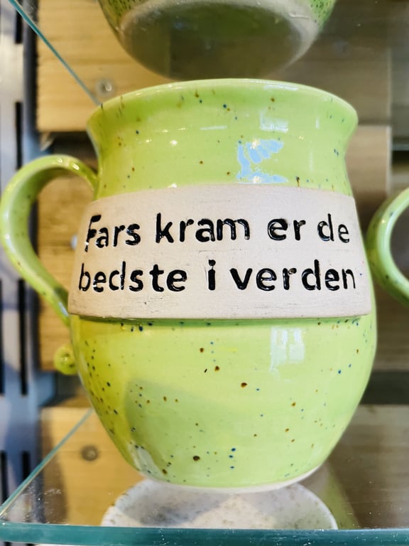 Keramik krus med tekst - Fars kram er de bedste i verden  billede 2