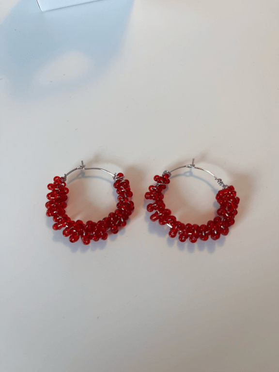 Mørke rødeperler snoet omkring creolerne billede 2