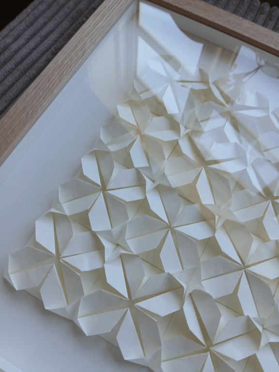 30x30 foldet papirværk, naturhvid, indrammet billede 4