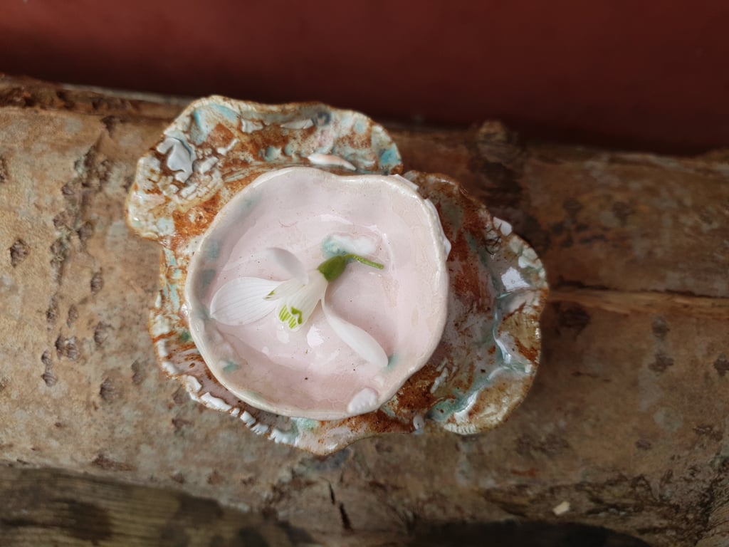 Lille håndformet skulpturel holder 