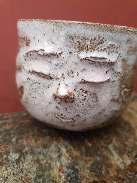 Mildt smilende ansigtskop uden hank 