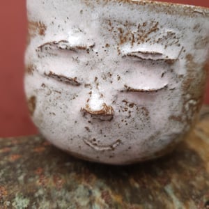 Mildt smilende ansigtskop uden hank  – produktbillede