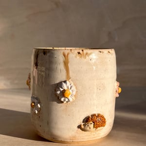 Tusindfryd krus. 350 ml. H: 8,5 cm – produktbillede