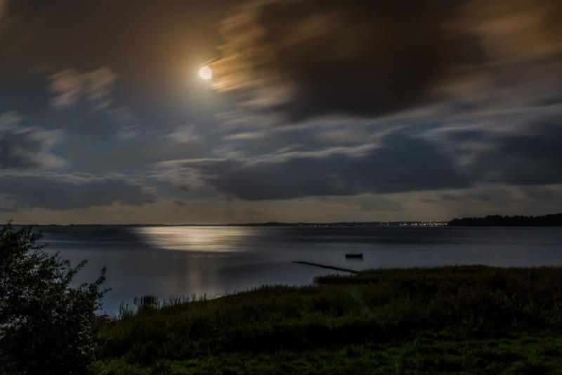 Maaneskin over  Praestø fjord set fra Strandvejen ved Marjatta 