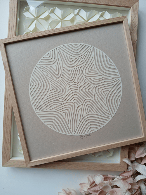 30x30cm papercut, knækket hvid, beige, indrammet 