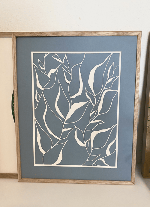 40x50cm papercut dueblå, knækket hvid 