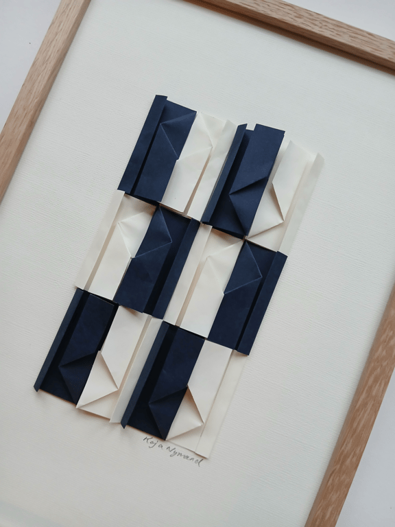 A4 foldet unika værk. marineblå. naturhvid. indrammet  (4)