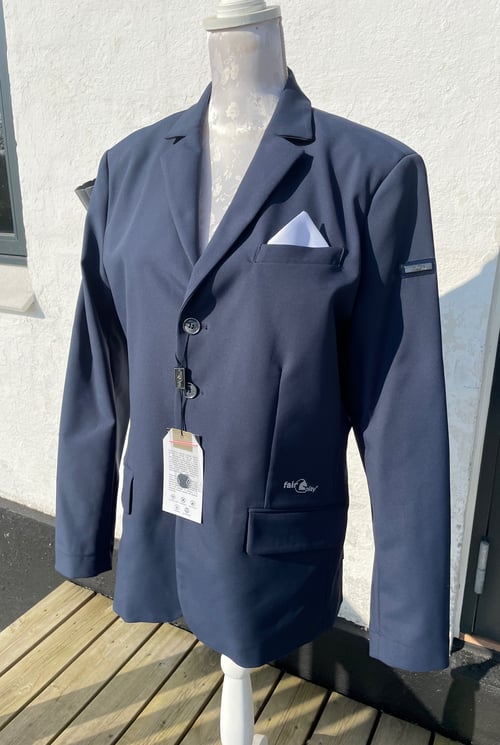Herreblazer i mørkeblå med to knapper, lommer og et hvidt lommetørklæde, vist på en mannequin udendørs mod en hvid væg. (1)