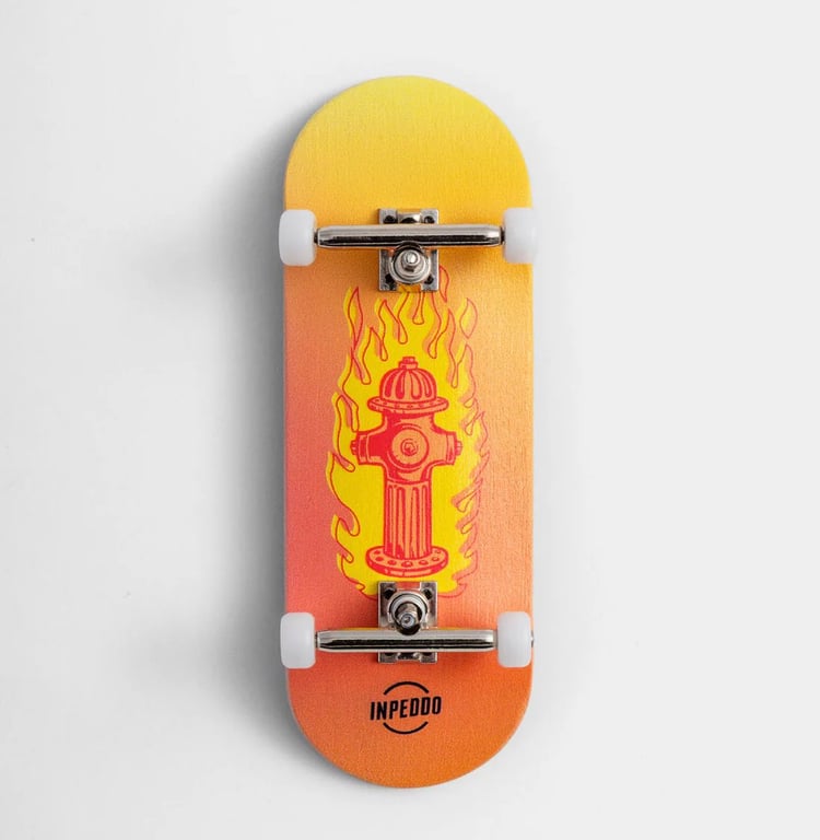 Mini skateboard med orange og gul farve, dekoreret med et rødt brandhane-motiv omgivet af flammer.