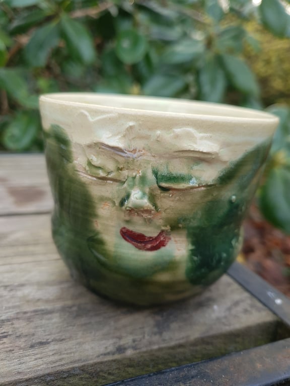 Mildt smilende ansigtskop uden hank