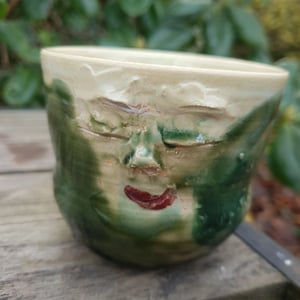 Mildt smilende ansigtskop uden hank – produktbillede