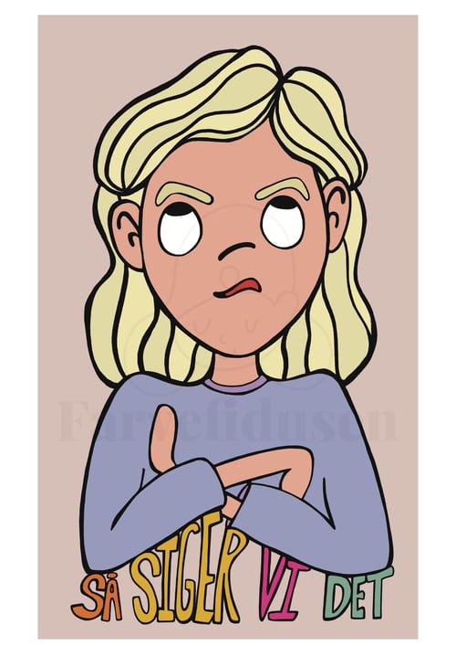 Tegnet illustration af en blond person med armene krydset og en skeptisk mine, med teksten "Så siger vi det" nederst. (1)
