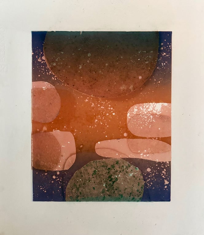 Abstrakt maleri med ovale og runde former i orange, brune og lilla nuancer med prikker og tekstur.