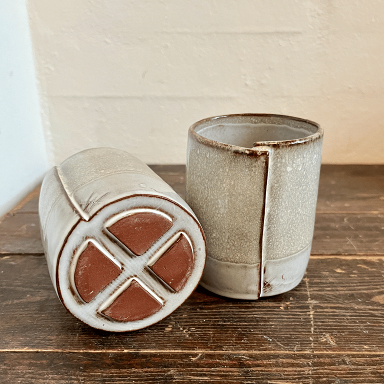 Krus i rødt ler og askeglasur. billede 2