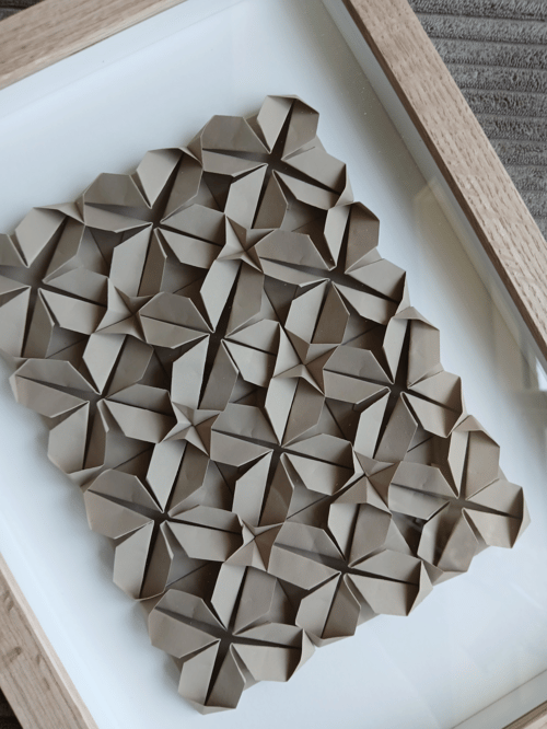 A4 foldet værk, beigegrå,indrammet 