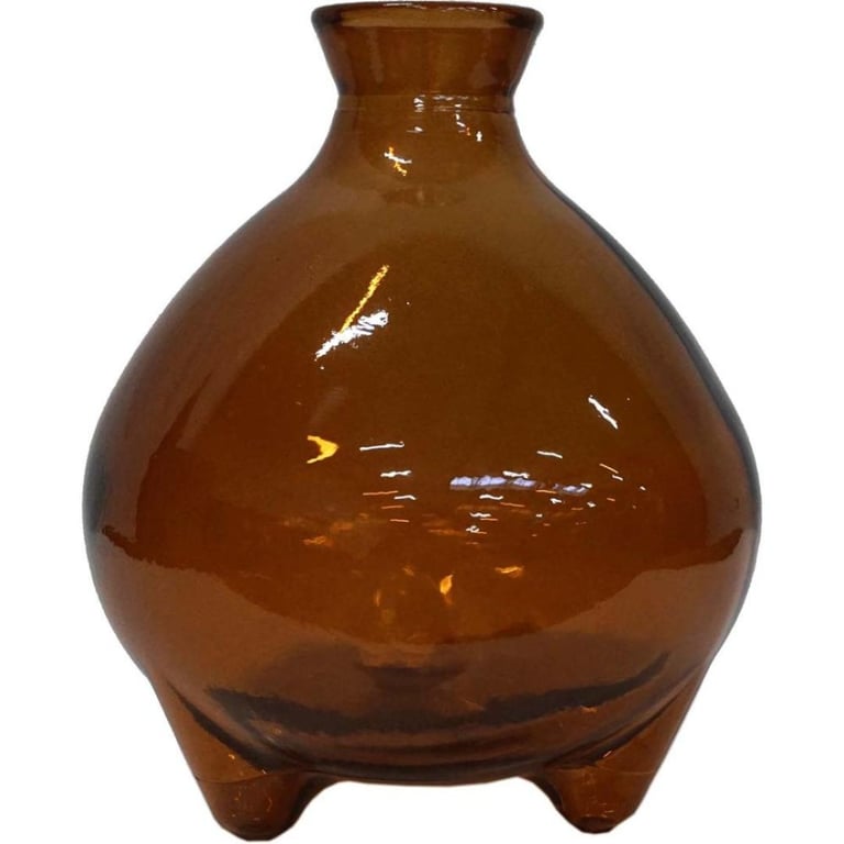 Brun, rund glasflaske med bred bund, smal hals og tre små fødder.