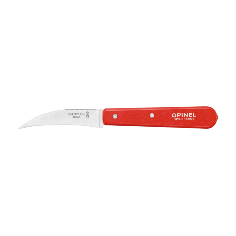 Kniv med rød plastikskæfte og buet stålblad mærket "Opinel Inox".
