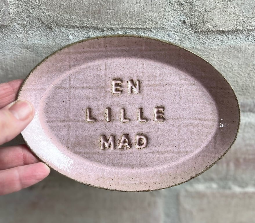Lille fad med tekst &amp; tern - EN LILLE MAD - rosa