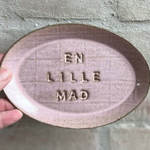 Lille fad med tekst &amp; tern - EN LILLE MAD - rosa – produktbillede