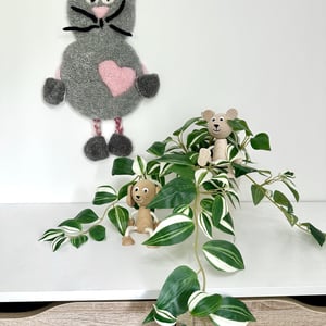 Tuftet vægophæng i uld – Håndlavet til børneværelset  – produktbillede