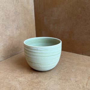 Swirly kop i indfarvet ler – produktbillede