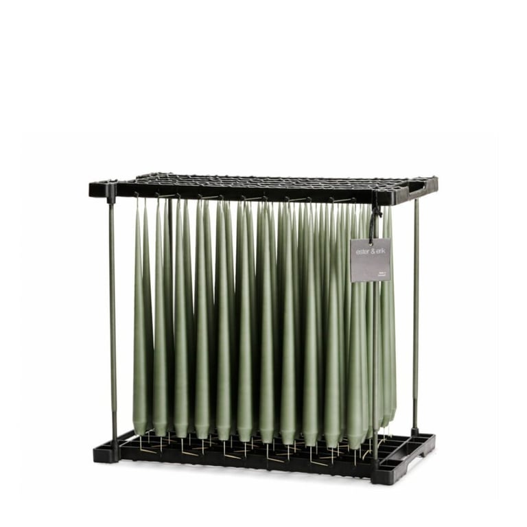 Grønne afsmalnende kronelys hængende i en sort metalramme med et lille gråt mærke.