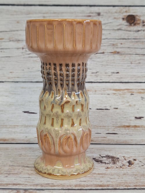 Vintage keramikvase med struktureret mønster i brune og beige nuancer stående på træbord. (1)