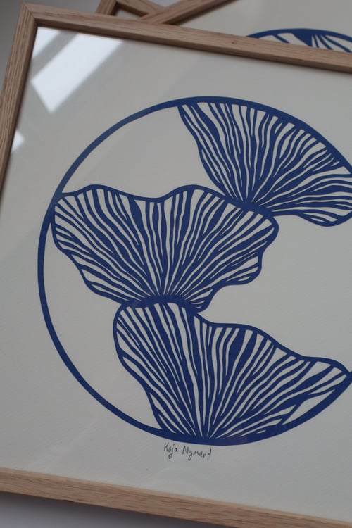 30x30cm papercut, kongeblå. indrammet