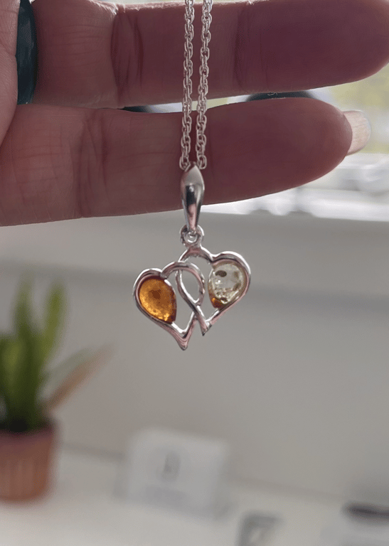Nature Amber pendant, hjerter i sølv med gul og brun amber sten. (der følger ikke kæde med).