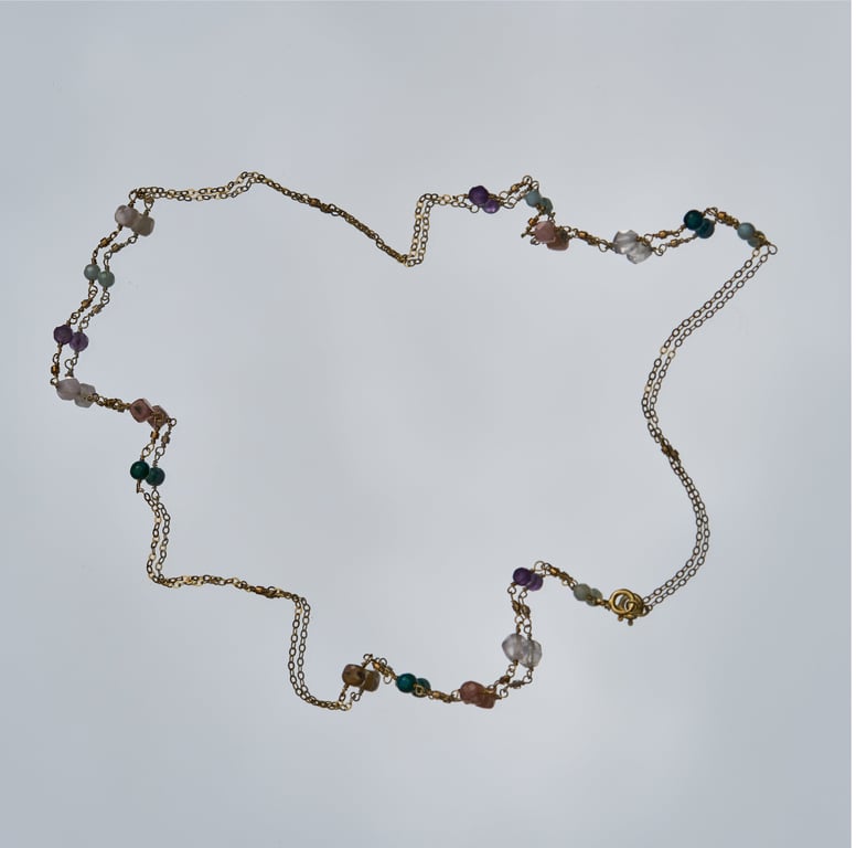 Halskæde af forgyldt sterlingsølv med blandede halvædelsten