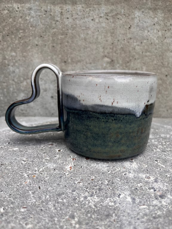 Brun/grøn mor krus med hjertehank. 310 ml. H: 7,5 cm billede 2