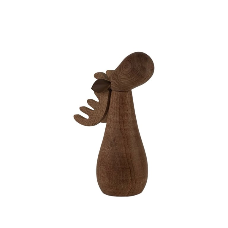 Træfigur formet som en elg med store gevirer, i mørkt træ.