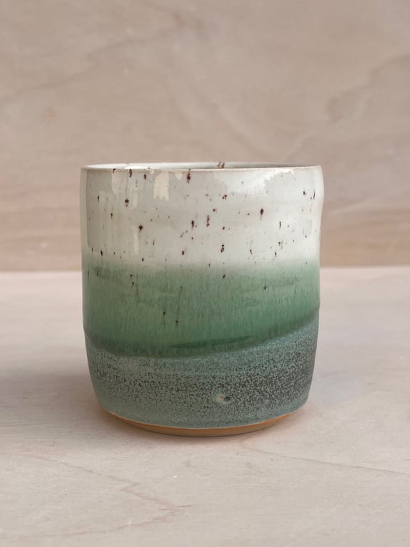 Grøn krus. 310 ml. H: 8,5 cm