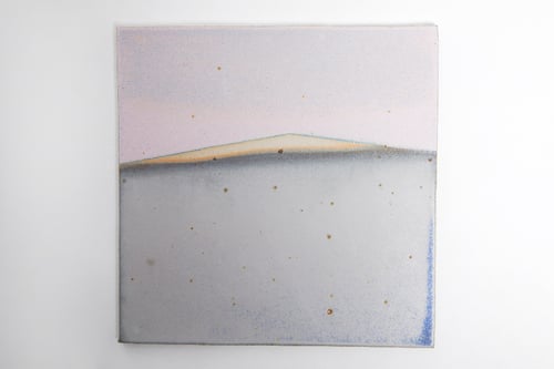 Et kvadratisk maleri med bløde pastelfarver, der forestiller et simpelt landskab med en lav, bølgende horisont og en pastelrosa himmel.