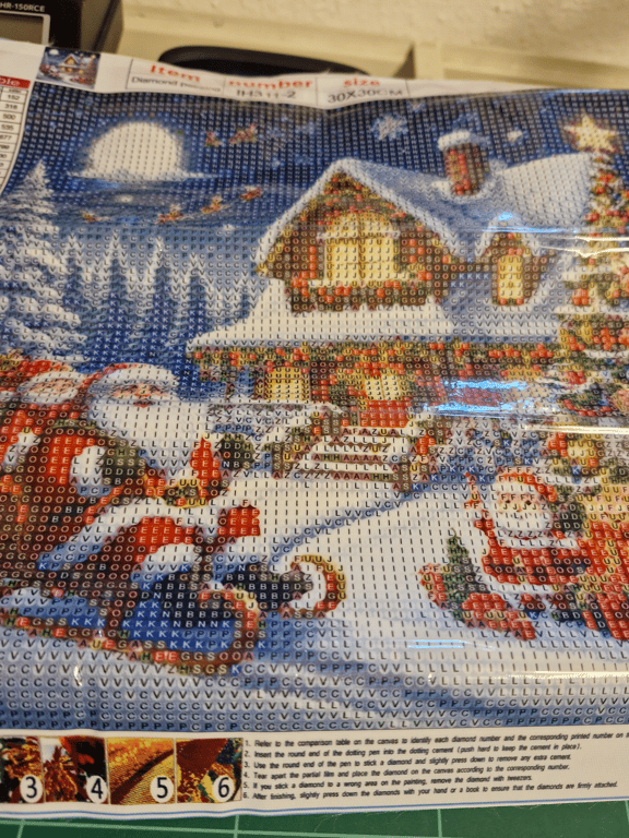 Her er der et rigtig pænt jule hus og julemad og julekone de er lige kommet hjem fra skoven den er 30 ×30 