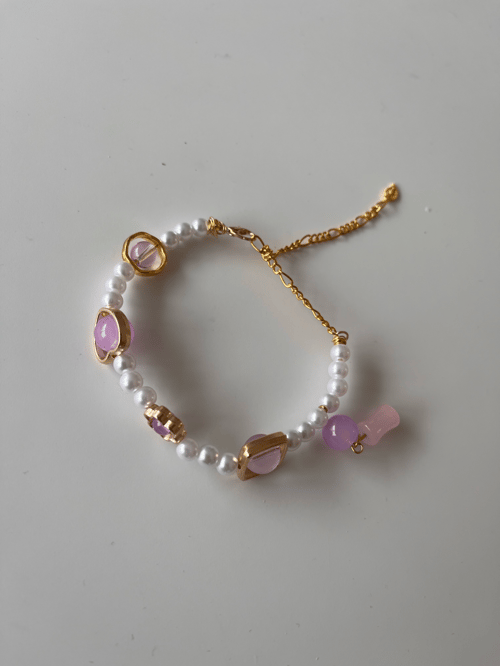Esther armbånd med hvide og lilla akryl perler samt forgyldte perler. (2)