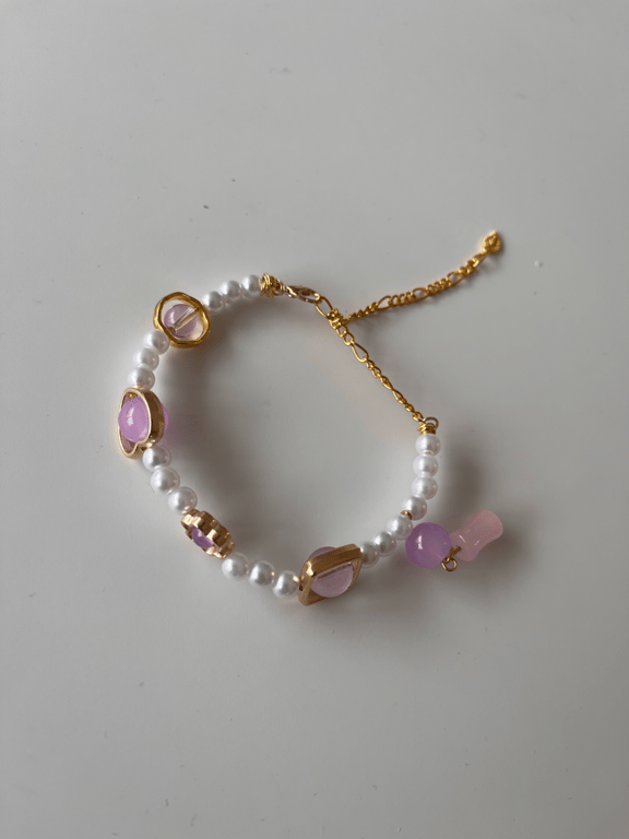 Esther armbånd med hvide og lilla akryl perler samt forgyldte perler. billede 2
