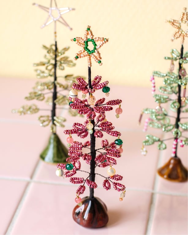 Lille perlejuletræ - Gammelrosa metallic med grøn pynt billede 2