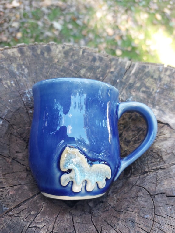 Islænder koppen i mørk blå med islænder i isblå glasur 