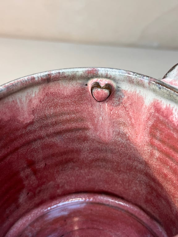 Kop med løbe hjerter og hjertehank. 350 ml. H: 8 cm billede 3