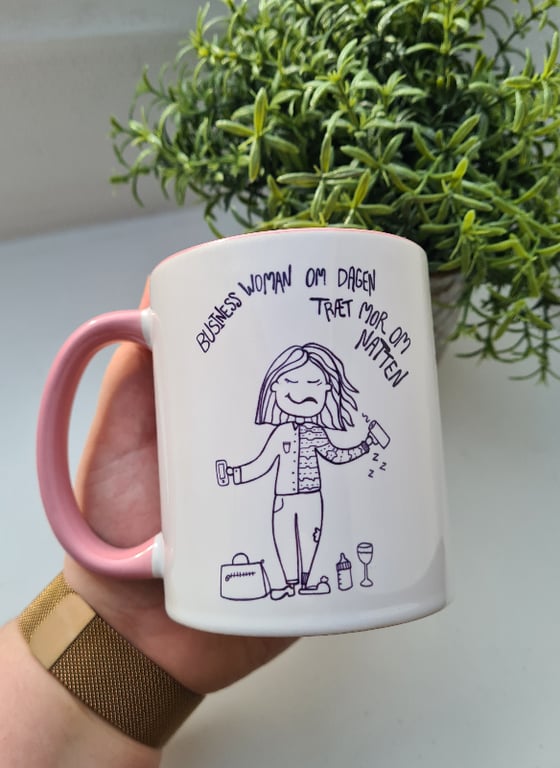 Krus: Business woman om dagen Træt mor om natten Rosa