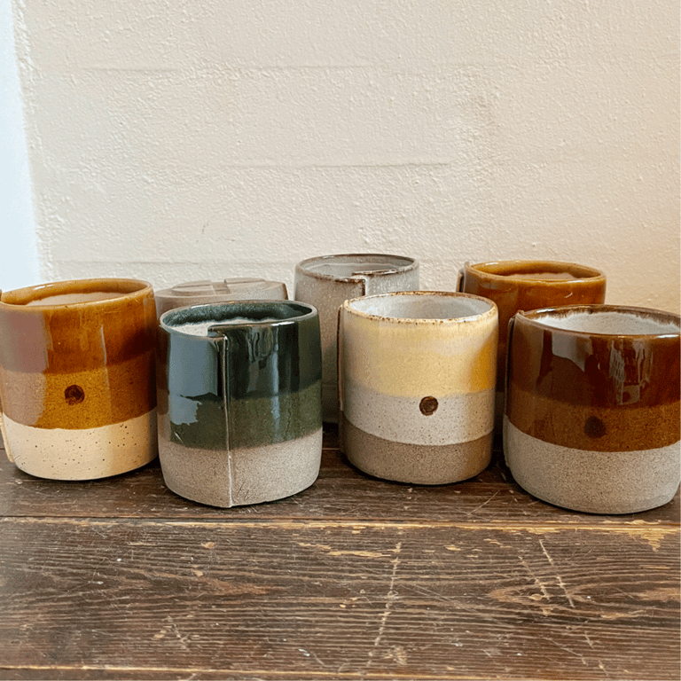 Krus i gråt ler og flaskegrøn glasur. billede 3