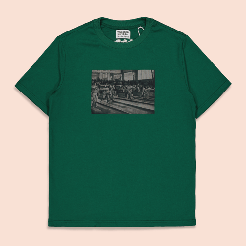 Grøn T-shirt med et sort-hvidt tryk af en gruppe mennesker, der spiller petanque eller bowling indendørs. (1)