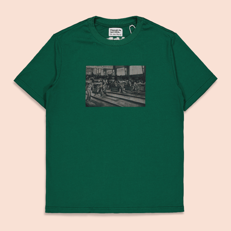 Grøn T-shirt med et sort-hvidt tryk af en gruppe mennesker, der spiller petanque eller bowling indendørs.
