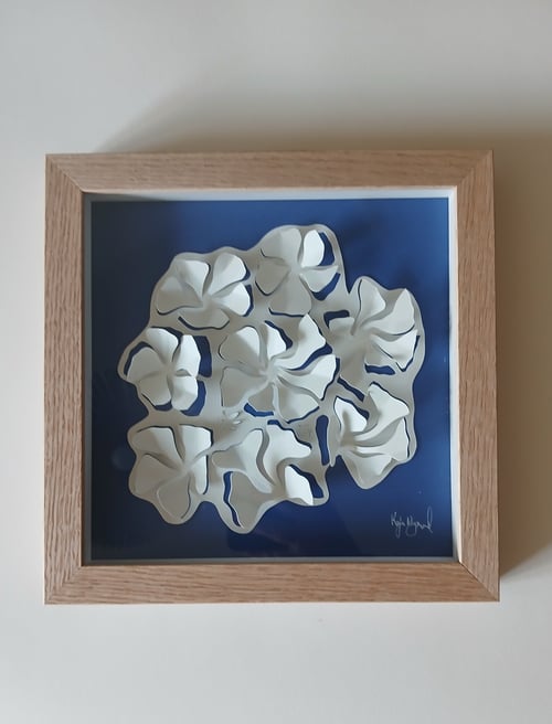 20x20cm, 3D papercut, indrammet 