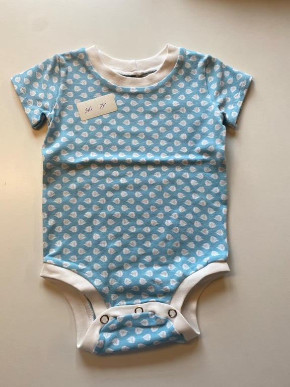 Body med korte ærmer. Størrelse 74