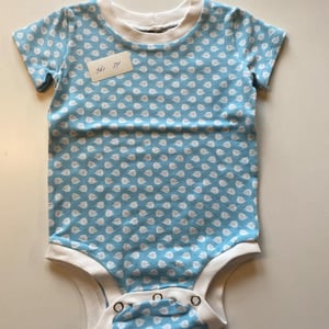 Body med korte ærmer. Størrelse 74 – produktbillede