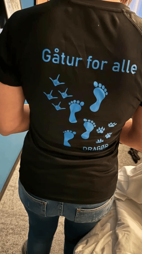 T-shirts unisex sort med blå logo (2)