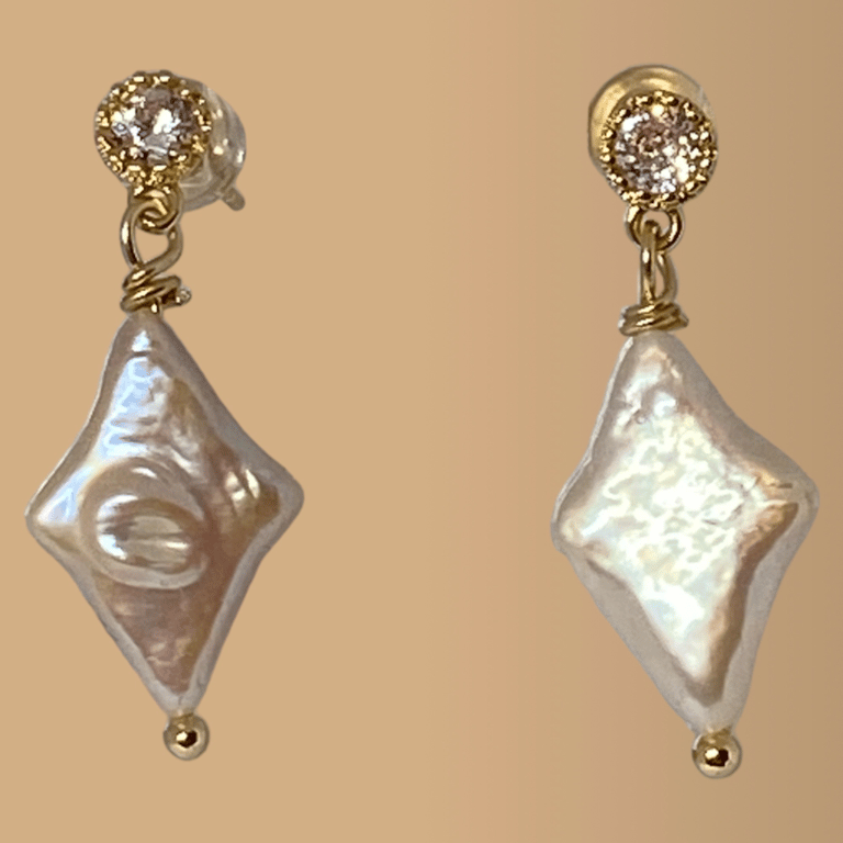 Elfenben farvet harlekin ørestikker